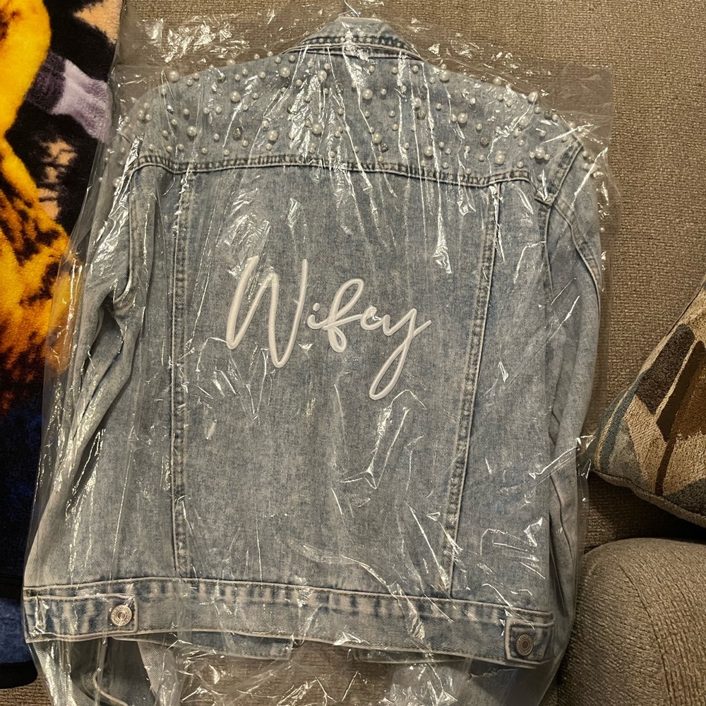 hasn’t came out of the bag at all since I bought it ,new $100